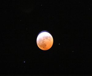 Henley Lunar Eclipse @ 23:07:00