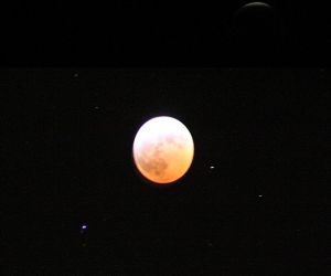 Henley Lunar Eclipse @ 23:00:00